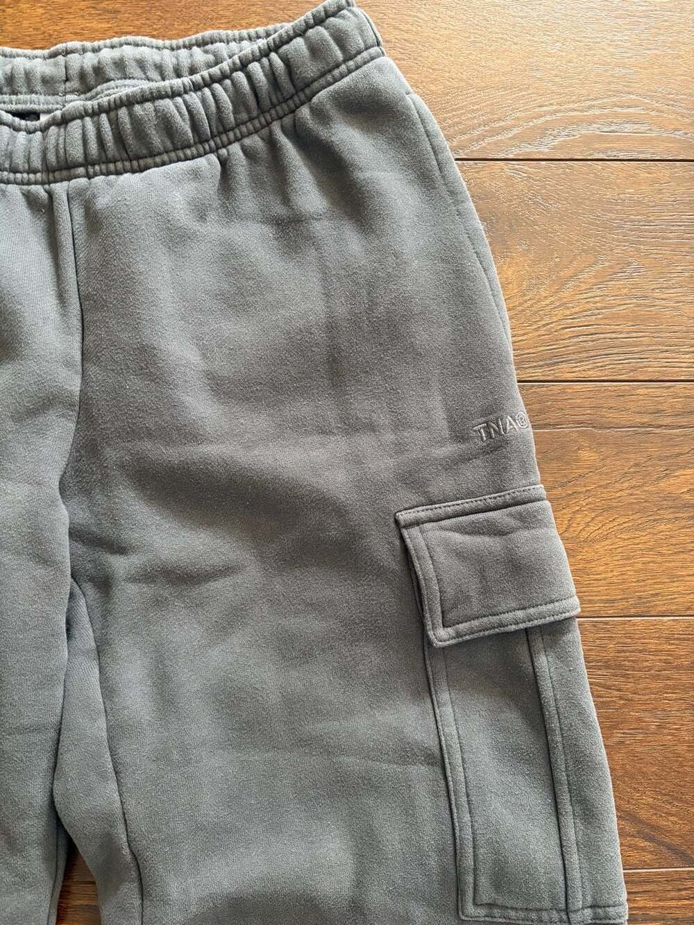 TNA Cozy Fleece Mega Fit Cargo Sweatpants Grey Relaxed Wide Leg Womens - Picture 3 of 6